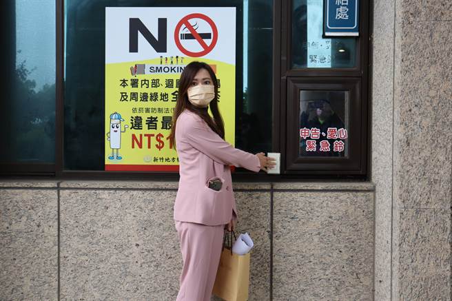 新竹市府发言人施淑婷送交棒球场证据予新竹地检署。（邱立雅摄）