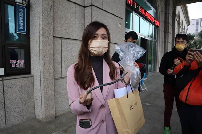 施淑婷拿出工地主任声称从场区拔出的电线。（邱立雅摄）