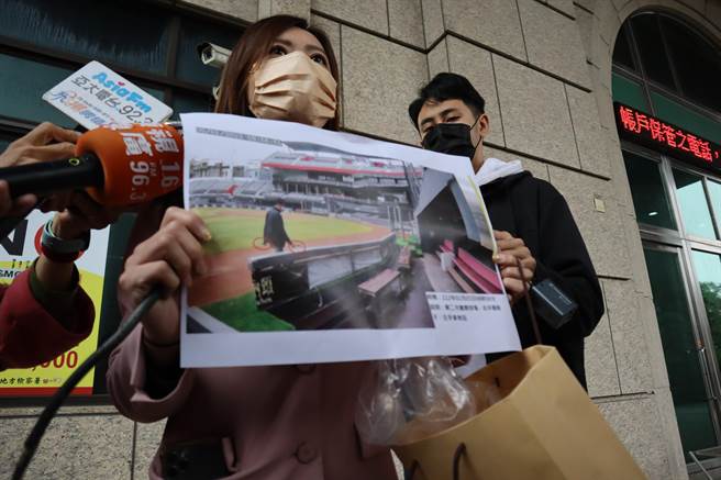 施淑婷展示监视器画面证实与工地主任说词不符。（邱立雅摄）