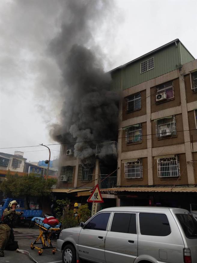 高雄三民区今日民宅传出火警，警消扑灭后在民宅客厅发现焦尸。（翻摄照片／崔正纲高雄传真）