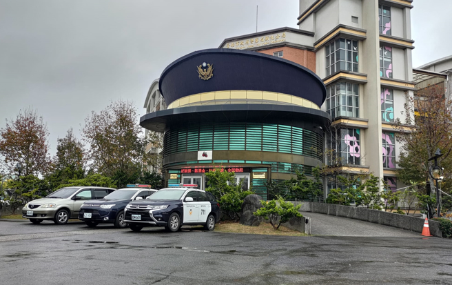 网友发现台南新化分局的屋顶是巨大「警帽」，其他网友则酸说「很讽刺，跟治安形成强烈对比」。（翻摄自脸书「路上观察学院」）