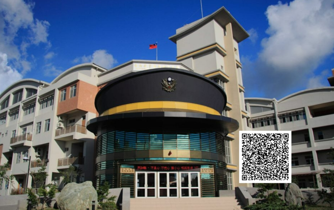 网友发现台南新化分局的屋顶是巨大「警帽」，其他网友则酸说「很讽刺，跟治安形成强烈对比」。（翻摄自新化分局脸书专页）