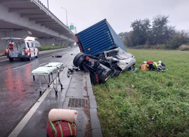 桃园市观音区台61线南下47.3公里处今（6）早8时许，一台联结车因不明原因竟然从高架直接翻落至桥下，掉落至路旁的草地上车体变形、车头遭压扁。（翻摄自记者爆料网）