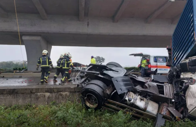 桃园市观音区台61线南下47.3公里处今（6）早8时许，一台联结车因不明原因竟然从高架直接翻落至桥下，掉落至路旁的草地上车体变形、车头遭压扁。（翻摄自记者爆料网）