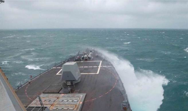 美国海军第七舰队发布的照片显示，阿利．伯克级导弹驱逐舰「钟云号」(USS Chung-Hoon)于2023年1月5日通过台湾海峡。（图／美国海军）