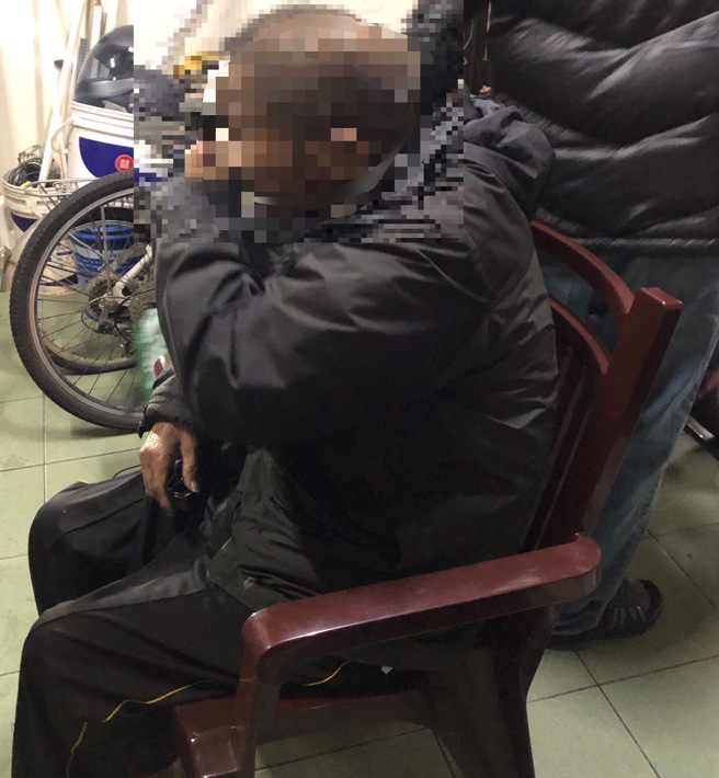 家属驳斥，家中没人喝酒，怎淋高粱「引火驱蛇」？认为阿公是胡乱说的。(张妍溱翻摄)