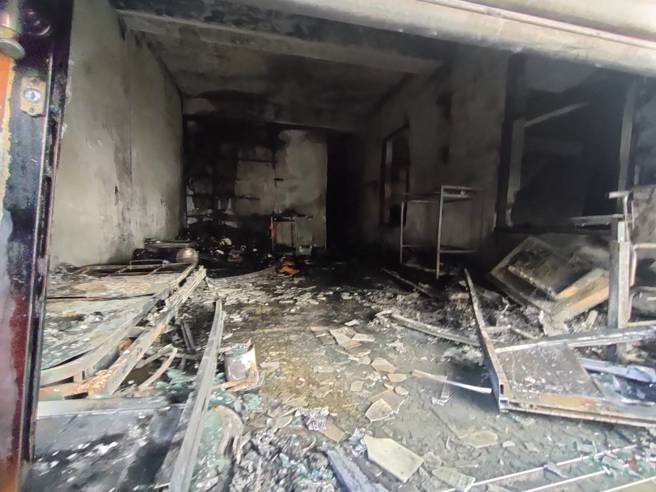 路口监视器画面曝光，该民宅铁门窜出浓烟后随即冒出火势，屋内接着被烈焰吞没，相当骇人。（民眾提供）