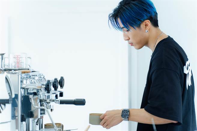 人气歌手娄峻硕担任小帮手。（好看娱乐提供）