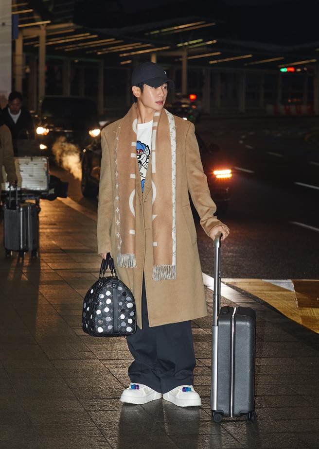 丁海寅自仁川機場出發前往桃園機場 將出席本日路易威登台北101旗艦店開幕活動（LV提供）