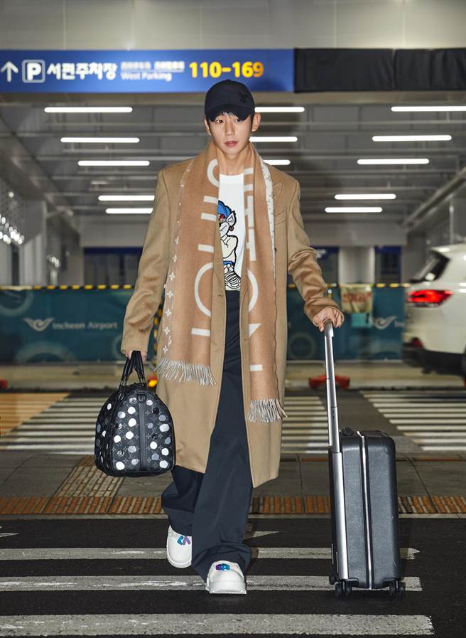 丁海寅一身駝色裝束，展現國民男神優雅姿態。（LV提供）