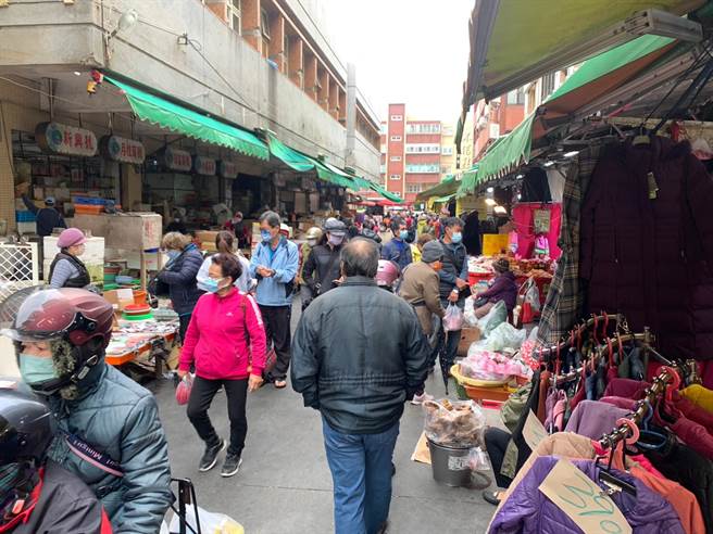 澎湖北辰市场也传出有民眾在银行领钱后，遭一名60多岁男子锁定要求换钞，所幸曾男看过新闻警觉有异，悍然高声喝斥拒绝。（张茂雄摄）