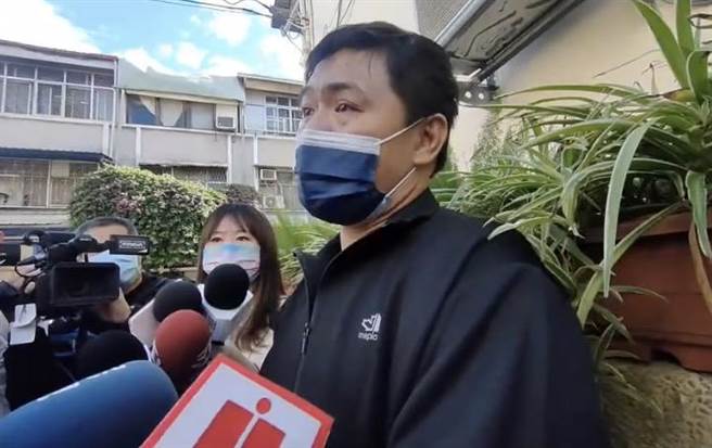 陈姓屋主的大儿子因昨晚外出工作逃死，今天受访时面容憔悴、难掩悲伤。（潘虹恩摄）