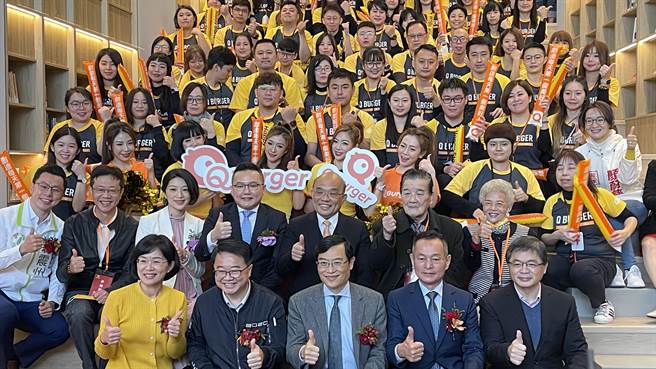 苏贞昌与Q Burger营运总部员工合影留念。（吕健豪摄）