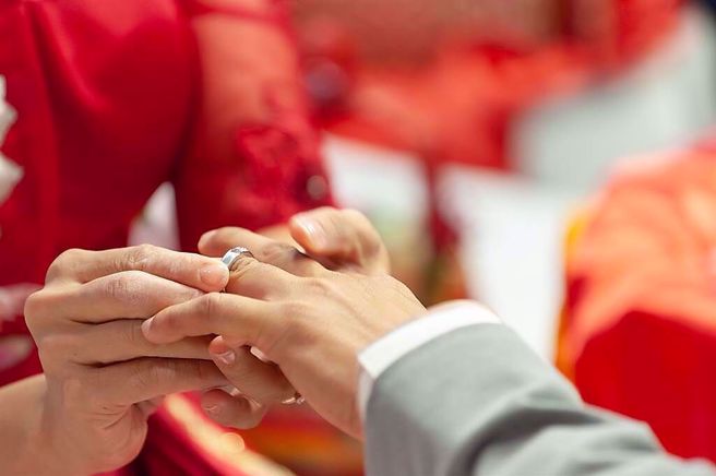 大陸一名新娘拜堂前，竟在大廳坐了5個小時，而且全程腳不落地，在網路上掀起討論。(示意圖/達志影像)