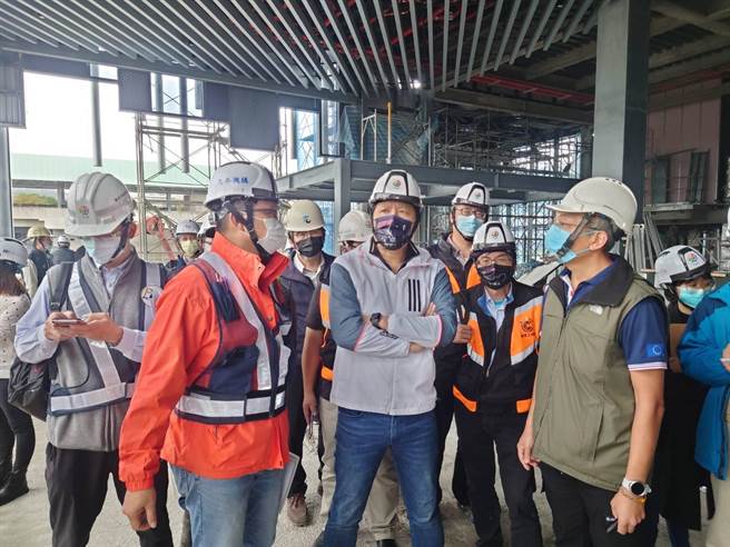 新北市副市长朱惕之昨也前往视察，了解美术馆工的工程进度。（新北市工务局提供）