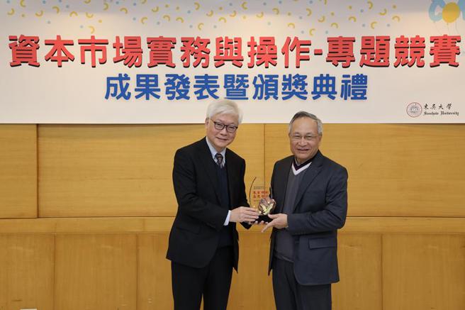 群益證連續九度入選「臺灣永續指數」成分股，圖為群益證董事長王濬智(右)與東吳大學產學合作，善盡企業社會責任。（圖／群益金鼎證券提供）  