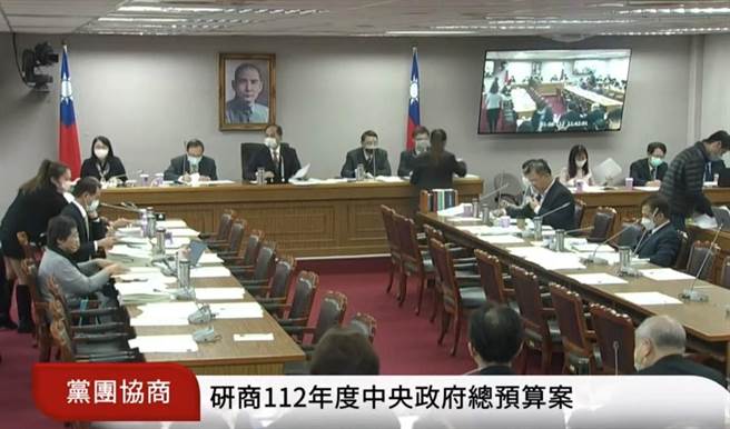 在野党认为，应该增列岁入，避免超徵再度发生，原本财政委员会决议增列80亿，而国民党在野党团协商时提出增列2000亿、民眾党提出增列4000亿。（翻摄自立法院直播）