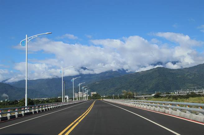 太平溪右岸南王桥到日光桥今日通车典礼，第1铁路桥至康乐桥段同步动土。（台东县政府提供／蔡旻妤台东传真）