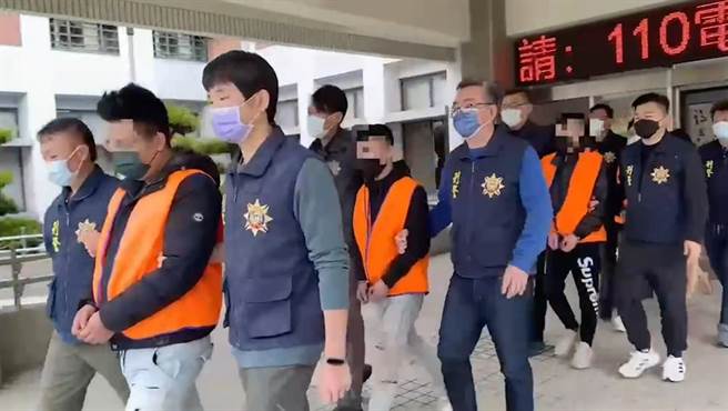 鹿港警分局接獲線報在福興某偏僻民宅查獲幫派份子持槍和毒品與吸毒器。（鹿港警分局提供／吳敏菁彰化傳真）