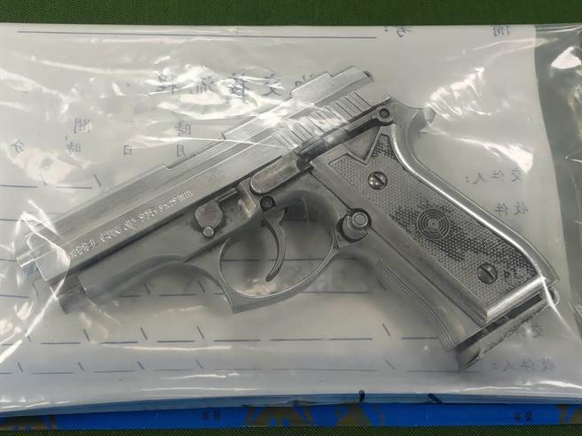 鹿港警分局接獲線報在福興某偏僻民宅查獲幫派份子持槍和毒品與吸毒器。（鹿港警分局提供／吳敏菁彰化傳真）