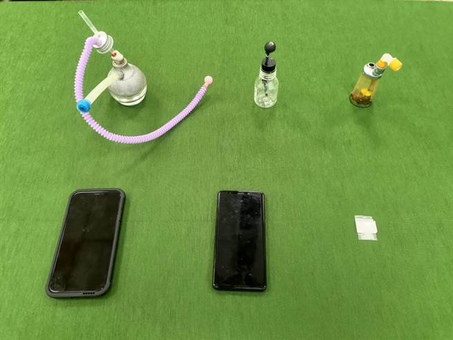 鹿港警分局接獲線報在福興某偏僻民宅查獲幫派份子持槍和毒品與吸毒器。（鹿港警分局提供／吳敏菁彰化傳真）★《中時新聞網》關心您：保護自己、遠離毒品！