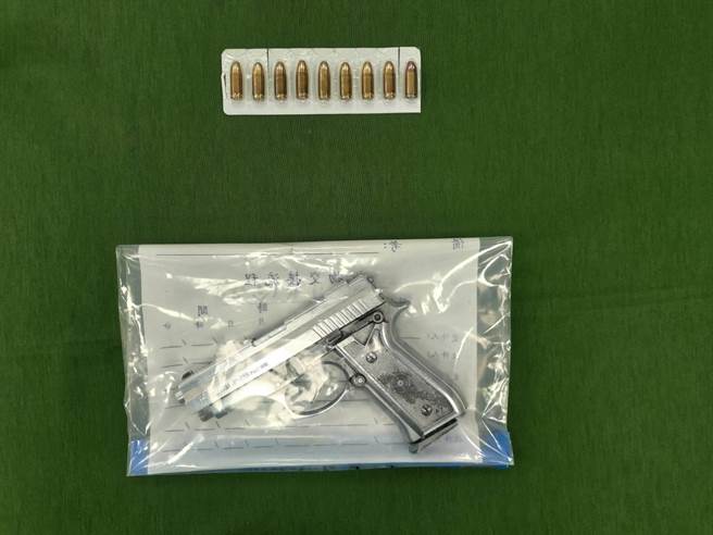 鹿港警分局接獲線報在福興某偏僻民宅查獲幫派份子持槍和毒品與吸毒器。（鹿港警分局提供／吳敏菁彰化傳真）★《中時新聞網》關心您：保護自己、遠離毒品！