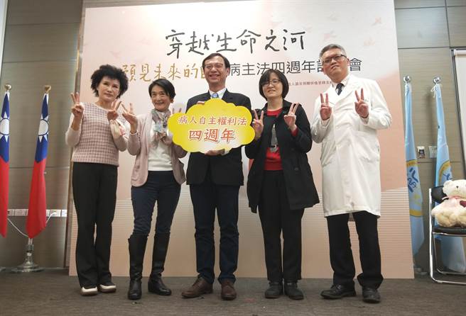 《病人自主权利法》上路4周年，全台已有4万3718人完成预立医疗决定并注记健保卡。（王家瑜摄）