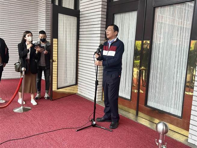 立法院長游錫堃6日為總預算案與立法院延會事宜召集朝野黨團協商，薛瑞元當場向國民黨團總召曾銘宗鞠躬致歉，「我很鄭重跟曾總召道歉。」曾銘宗也終於消火說，「ok啦！」（本報資料照片）