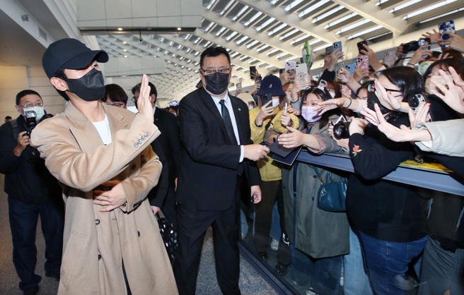韓星丁海寅（左）6日搭機抵台，並在機場向接機粉絲揮手致意。（范揚光攝）