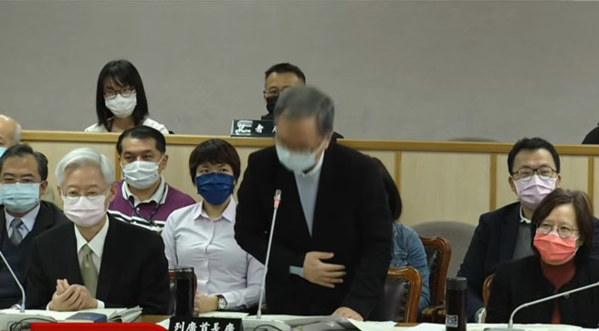 衛福部長薛瑞元當場向國民黨團總召曾銘宗鞠躬致歉，「我很鄭重跟曾總召道歉。」曾銘宗也終於消火說，「ok啦！」（記者游念育摘自立法院直播）