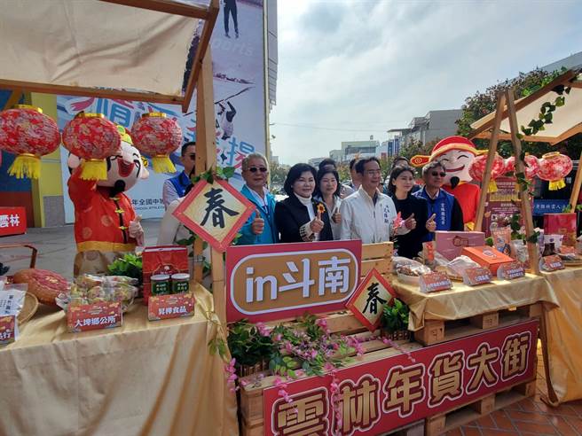 斗南镇公所与云林县府携手在14、15日于斗南田径场门口举办年货大街，今日举行记者会说明。（周丽兰摄）