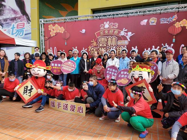 云林年货大街除有云林良品，还有县内社福团体的爱心产品共襄盛举，在爱心摊位消费满百元，集满5个章就可以兑换限量肉松、酸菜、小红包抽抽乐。（周丽兰摄）