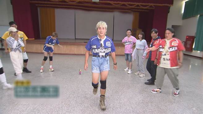 王仁甫拉高褲頭走秀。（中視提供）