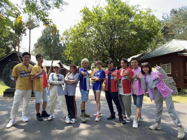 祖雄（左起）、許孟哲、蔡黃汝、董仔、王仁甫、周宜霈、孫協志、阿龐、陳隨意、峮峮在《飢餓遊戲》玩遊戲闖關。（中視提供）