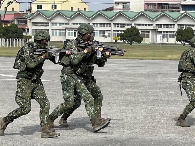 总统视导陆军机步234旅联兵一营，旋翼型无人机首度公开演练。（曾薏苹摄）