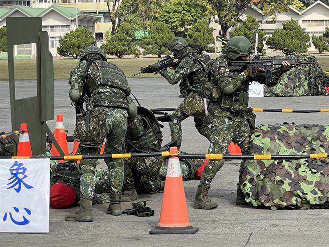 总统视导陆军机步234旅联兵一营，旋翼型无人机首度公开演练。（曾薏苹摄）