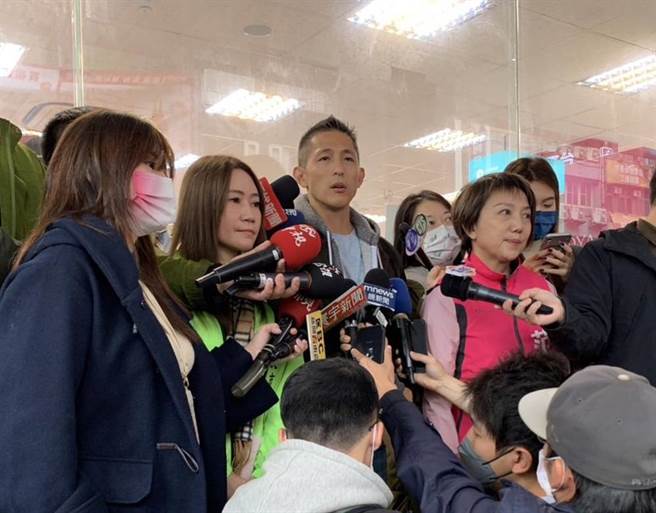 民进党候选人吴怡农在选前之夜办理纸风车剧团表演，强调正面选举，他今天透露，当天晚上前民进党主席卓荣泰将会出席。（李奇叡摄）