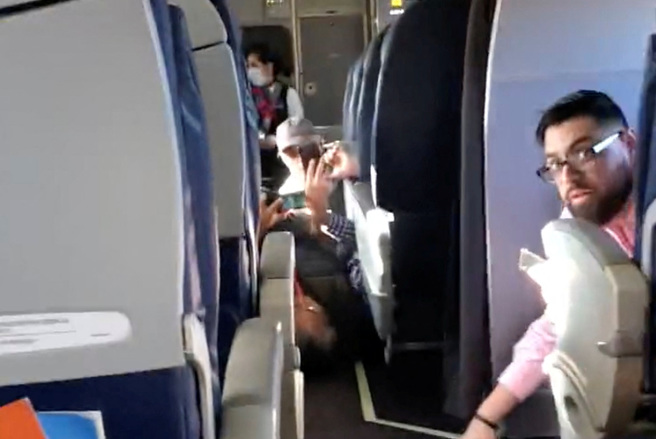 民眾在墨西哥航空165航班飛機內躲避子彈。（路透社）