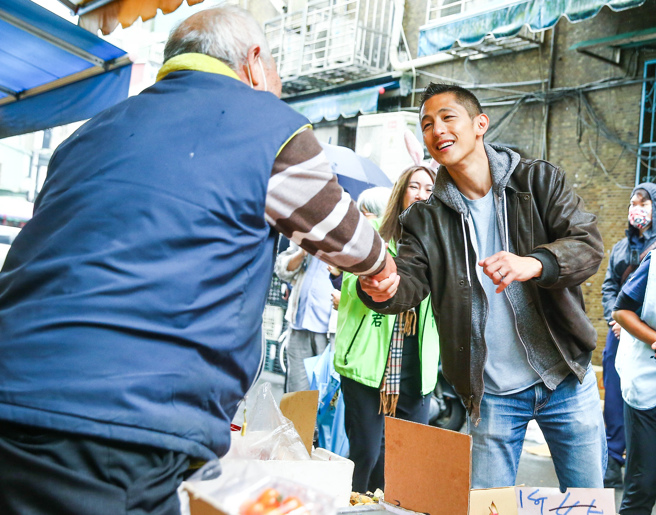 台北市中山、北松山区立委补选将于后天投票，民进党候选人吴怡农（右）6日赴长春市场扫街拜票。他受访时表示，希望大家礼拜天出来投票，因为「这场选举不是一个人的选举，如果觉得台湾选举文化可以更好，那要支持吴怡农」。（粘耿豪摄）