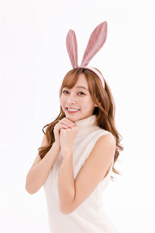 林襄化身兔女郎向粉絲拜年。（威秀提供）