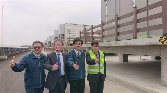 台電總經理王耀庭（左二）與台南市副市長葉澤山（右二）參觀新設的南鹽光電儲存廠。（程炳璋攝）