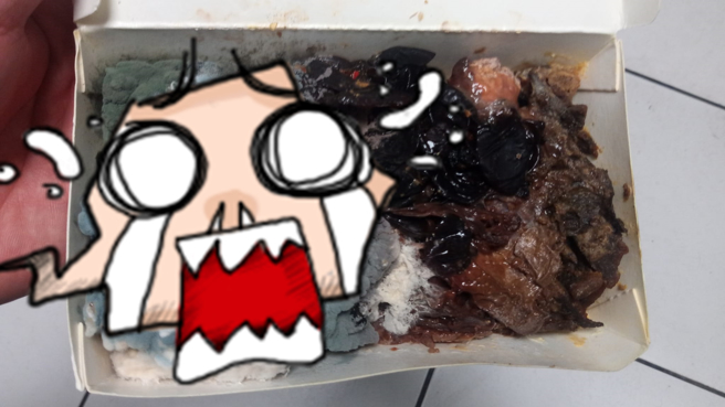 一名网友日前发现公司冰箱有个「陈年便当」，打开一开内部布满青绿色、白色的菌丝，乍看像是棉花糖，而公司内完全没人敢承认是自己的便当。（翻摄自脸书「爆怨公社」）