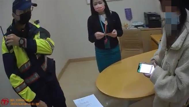 银行行员与员警劝阻护理师匯款。（警方提供）
