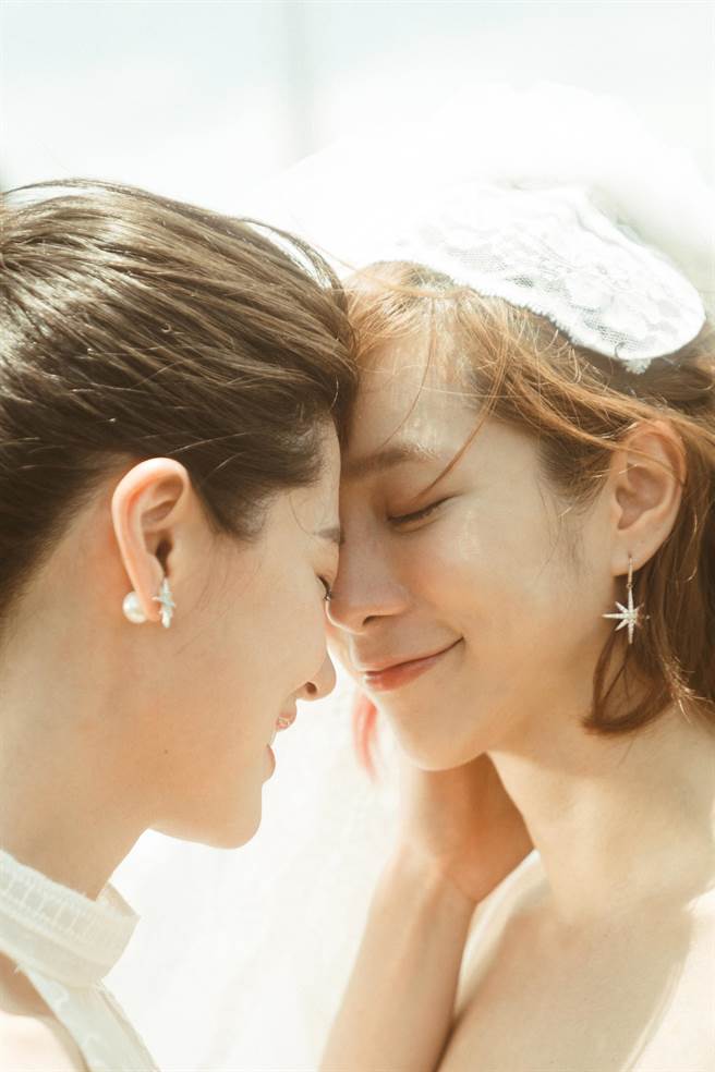 林予晞（左）和温贞菱合体演妻妻，画面唯美。（公视提供）