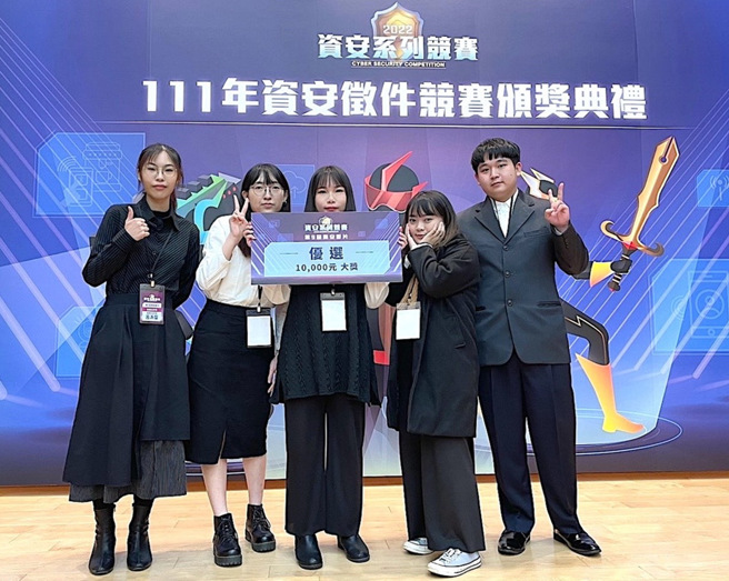 龙华科大文创系学生团队作品《剪谱债》，荣获111年行政院资安影片优选奖。(照片/龙华科技大学提供)