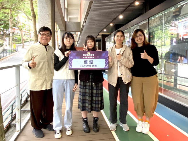 龙华科大文创系获奖学生团队与系主任黄苾芬(右)，指导老师梁朝栋(左)开心合影。(照片/龙华科技大学提供)