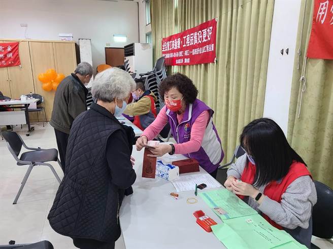 金山区公所举办寒冬送暖，发放红包给辖内弱势家庭。（金山区公所提供）
