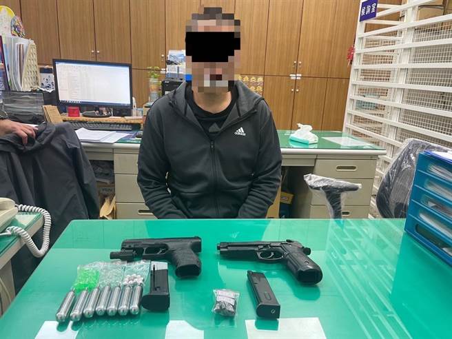 曾嫌当街持瓦斯枪与镇暴枪射击刘姓男子，遭警方逮补并查获作案枪枝与子弹、钢瓶。（读者提供／程炳璋台传真）