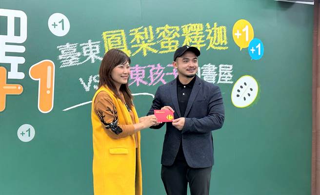 家乐福文教基金会执行长苏小真（左）将教育培力费用捐赠给孩子的书屋，由孩子的书屋董事长陈彦翰（右）代表接受。（蔡旻妤摄）