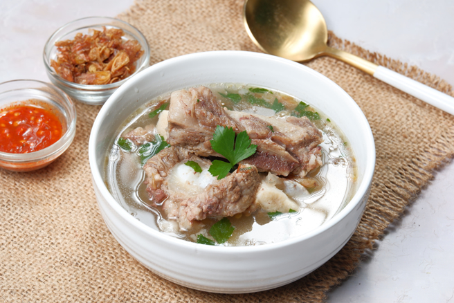 近来天气寒冷，许多民眾会透过姜母鸭、羊肉炉或药膳排骨等药膳料理进补。(示意图/ Shutterstock )